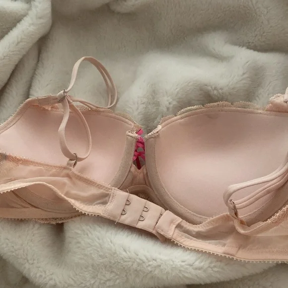New never worn Victoria  secert bra size 32 c very sexy push up - Picture 5 of 11